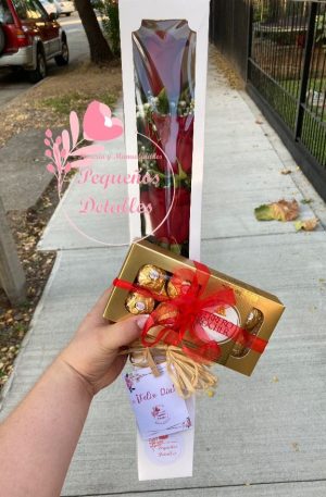 Caja plana 3 rosas rojas y bombones