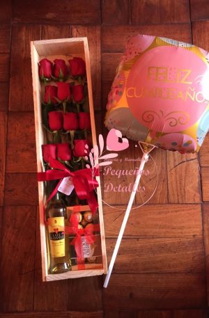 Pequebox rosas, bombones ferrero, vino y globo