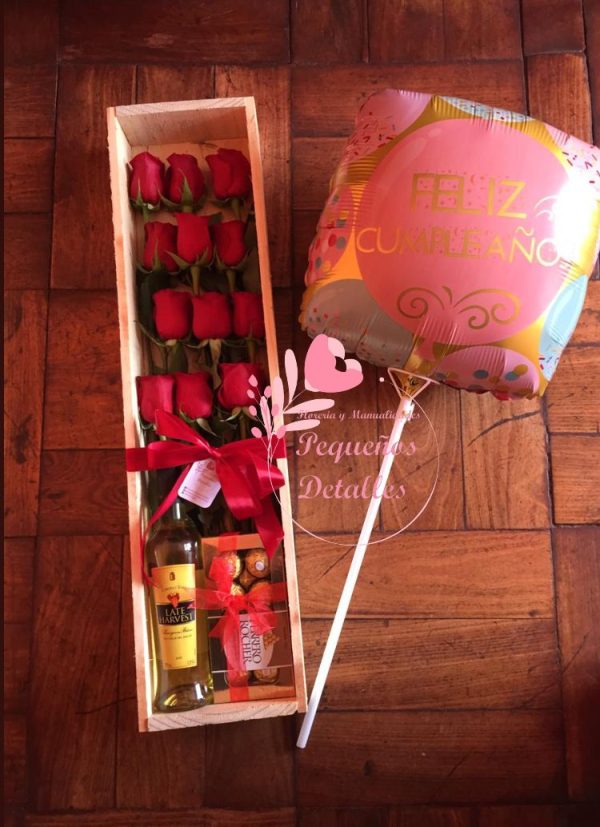Pequebox rosas, bombones ferrero, vino y globo