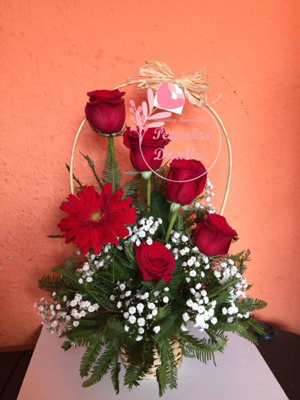Canasta rosas y gerbera