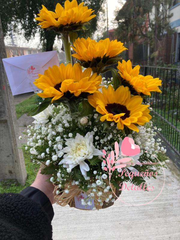 Arreglo de rosas y girasoles