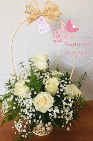 Canasta 10 rosas blancas