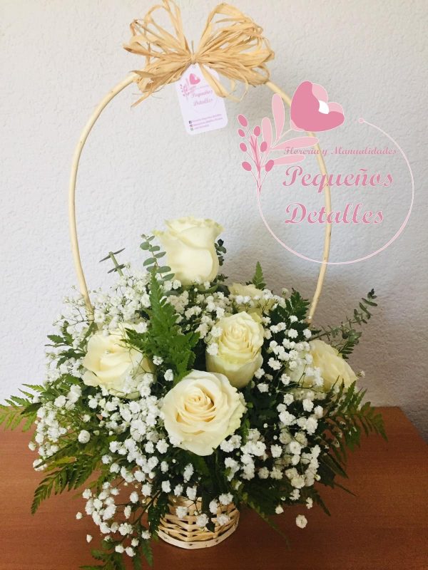 Canasta 10 rosas blancas