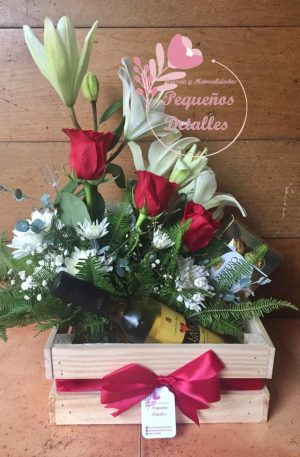 Cajita mixta floral con vino y bombones